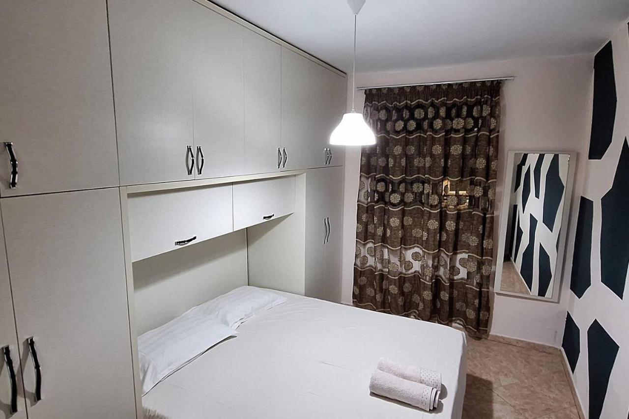 Promenade Apartment In City Centre 베라트 외부 사진