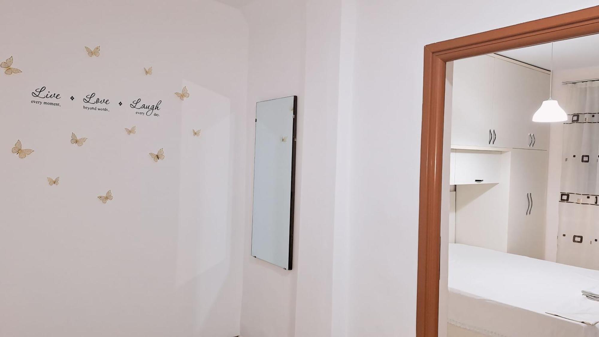Promenade Apartment In City Centre 베라트 외부 사진