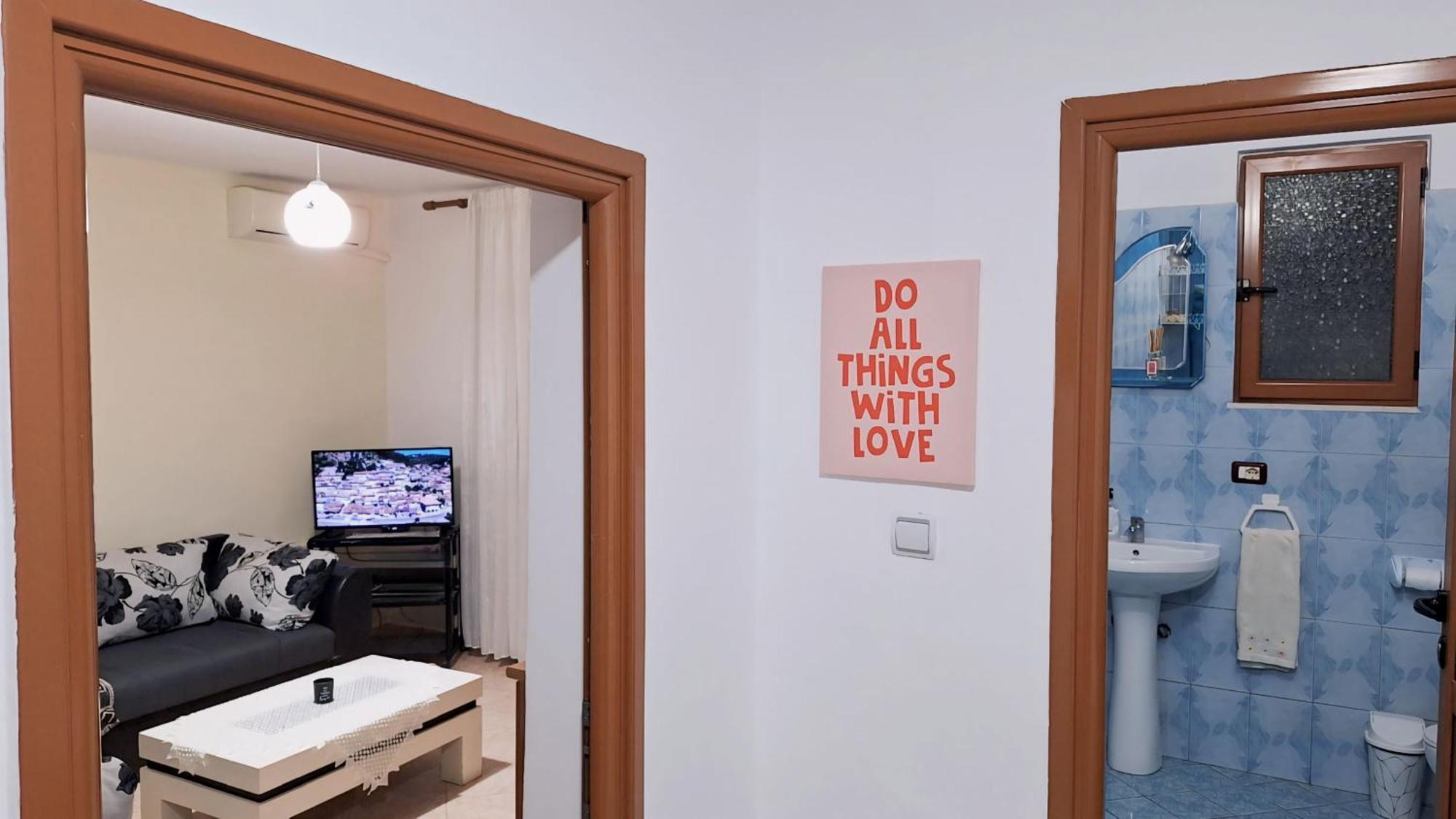 Promenade Apartment In City Centre 베라트 외부 사진
