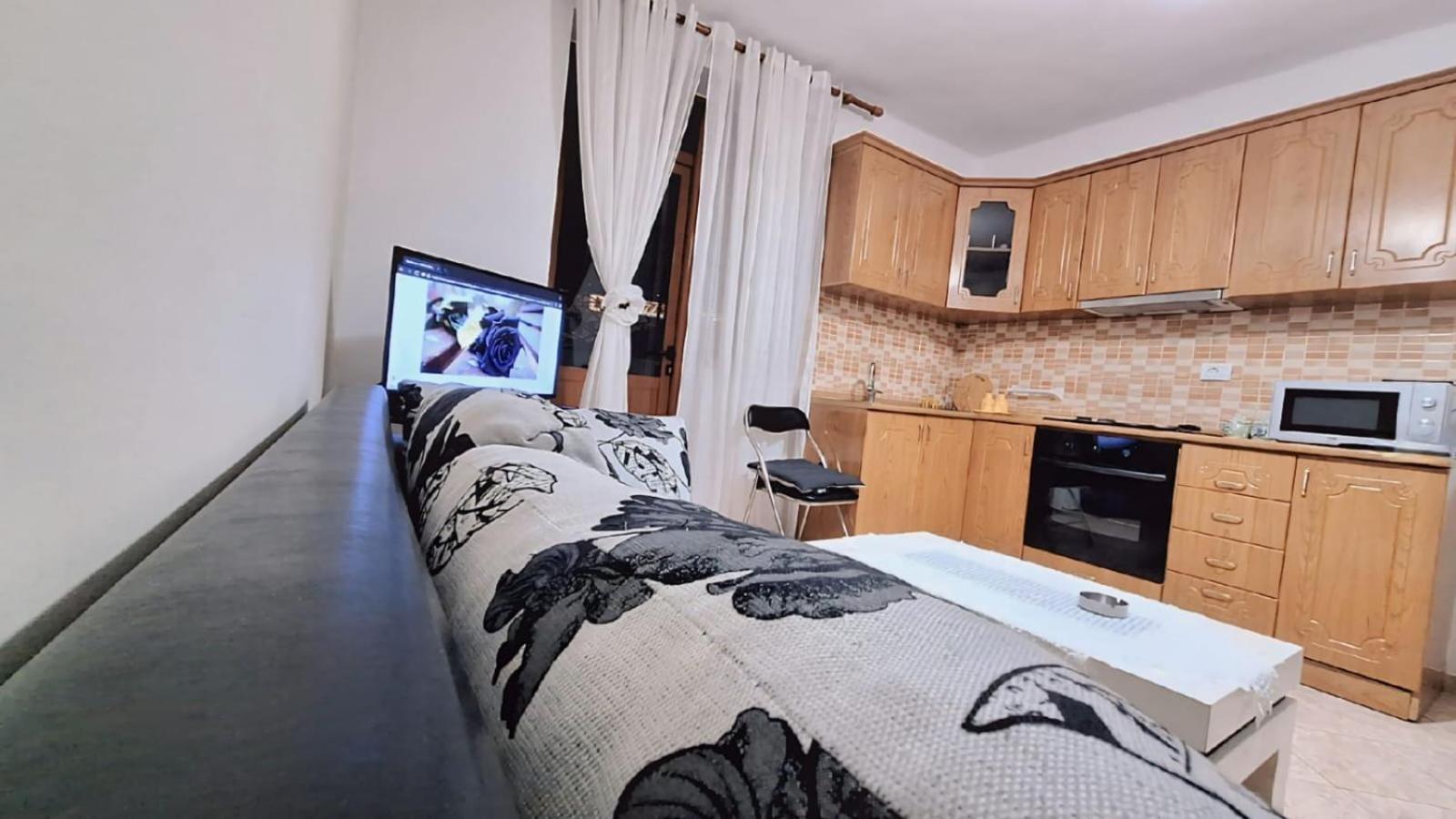 Promenade Apartment In City Centre 베라트 외부 사진