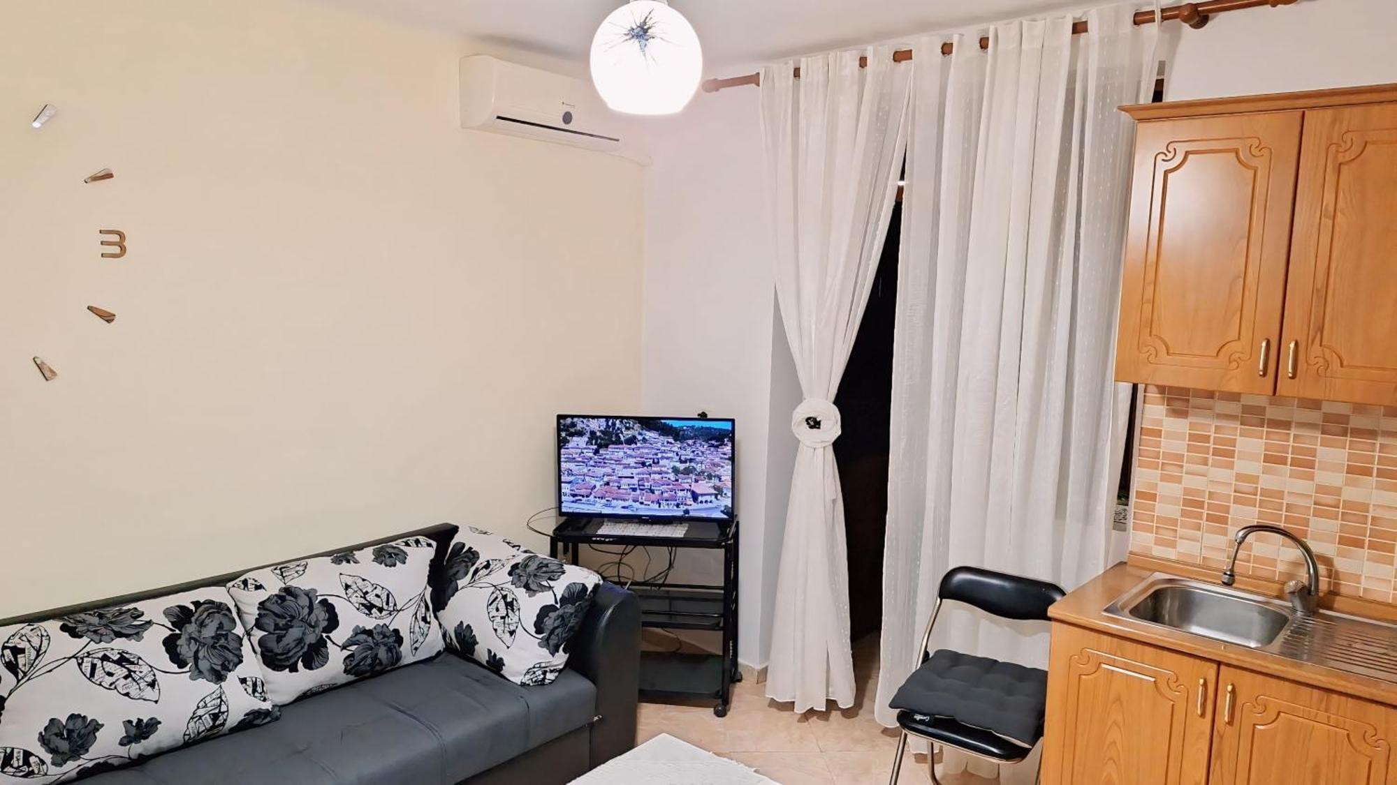 Promenade Apartment In City Centre 베라트 외부 사진