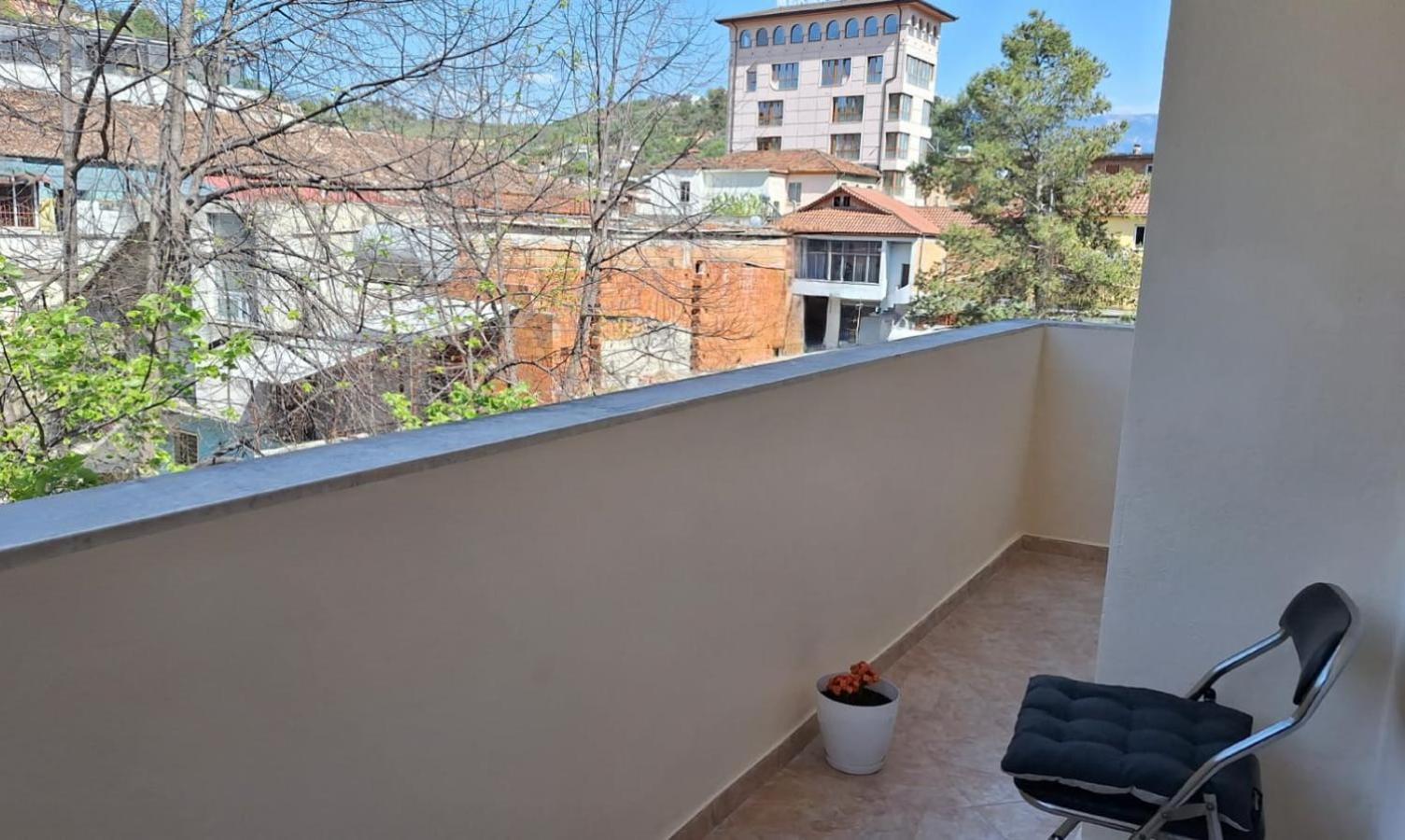 Promenade Apartment In City Centre 베라트 외부 사진