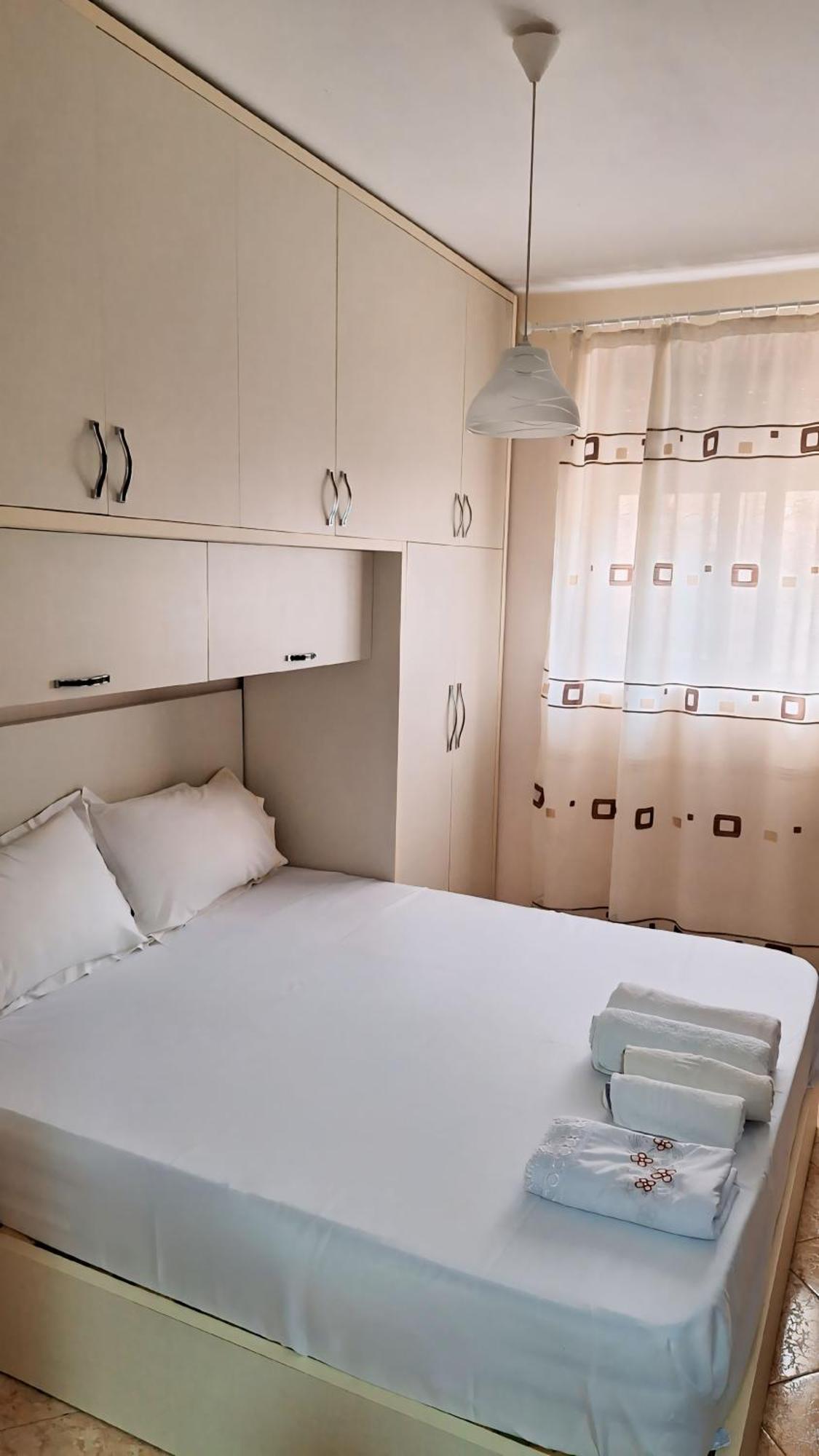 Promenade Apartment In City Centre 베라트 외부 사진